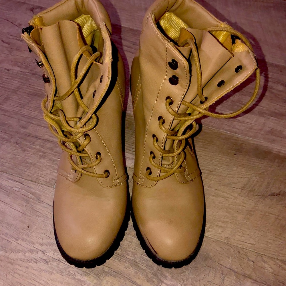 Heel boots dress able, size 8 in women